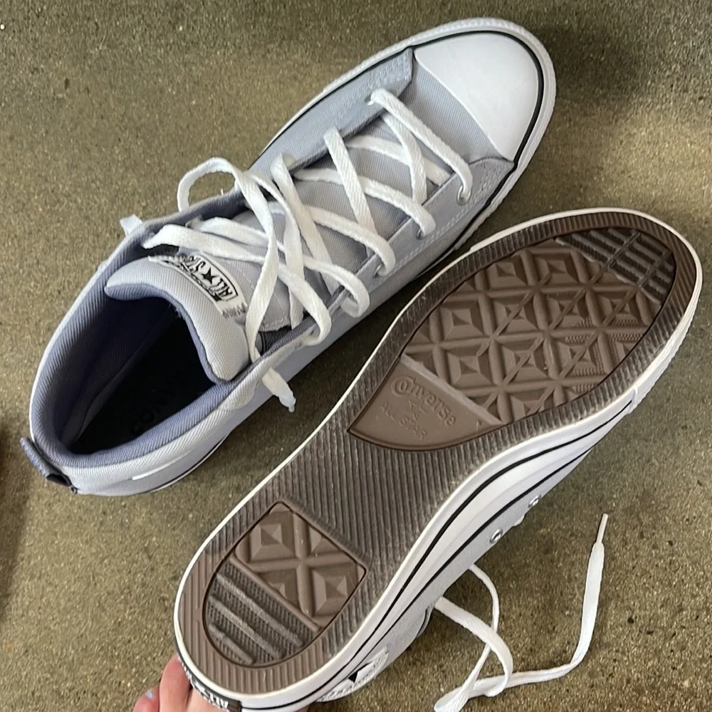 BRAND NEW NEVER WORN CONVERSE ALL STARS - Picture 5 of 5
